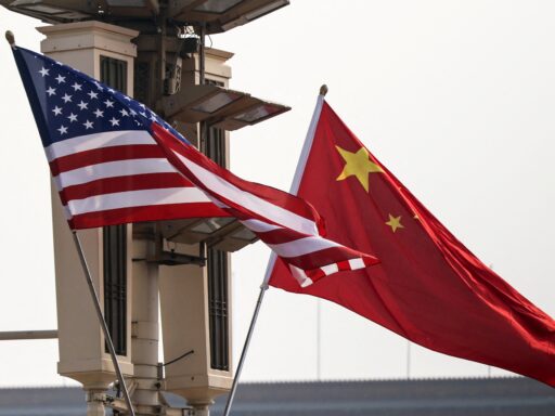 Bandeiras dos Estados Unidos e da China em contexto de disputa comercial.