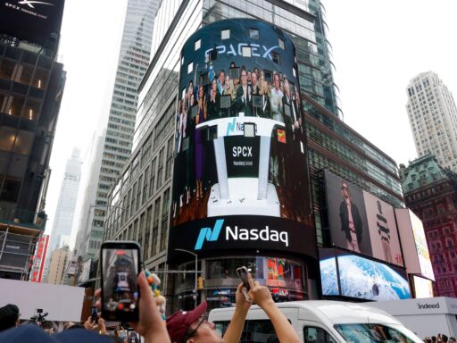 Transmissão do IPO da SpaceX na Nasdaq.