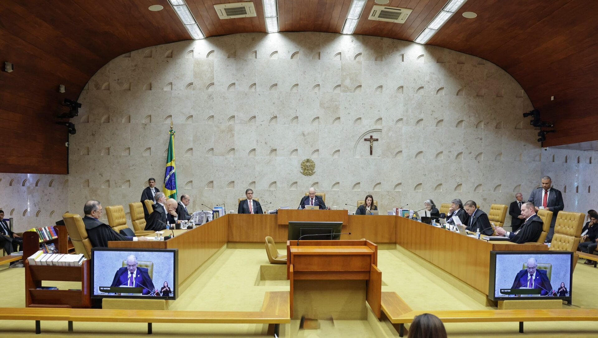 Sessão plenária do Supremo Tribunal Federal sobre regulação de plataformas.