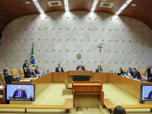 Sessão plenária do Supremo Tribunal Federal sobre regulação de plataformas.