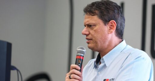 Tarcísio de Freitas descarta terceira via e reafirma apoio à candidatura de Flávio Bolsonaro em contexto de Política Econômica