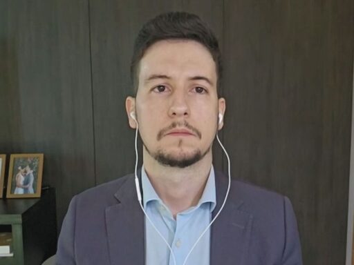 Donald Trump em evento oficial discutindo políticas comerciais.