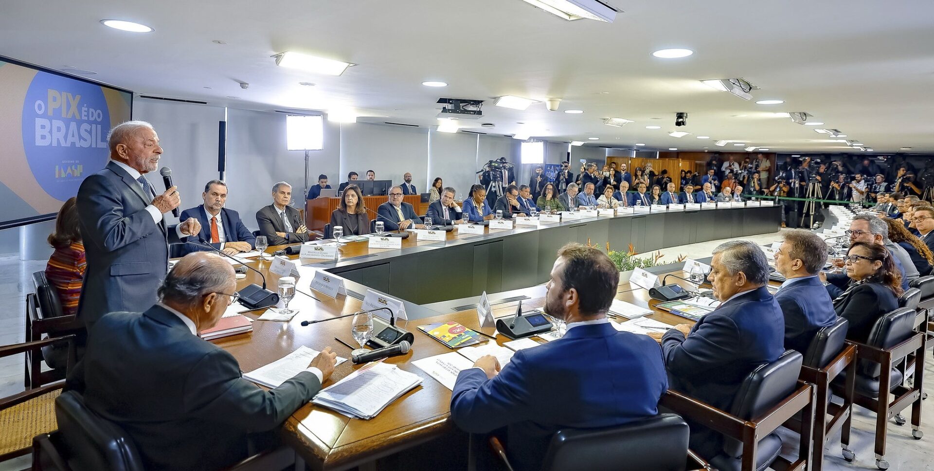 Tarifas dos EUA sobre produtos brasileiros podem atingir 37,5% e geram crise diplomática em contexto de Política Econômica