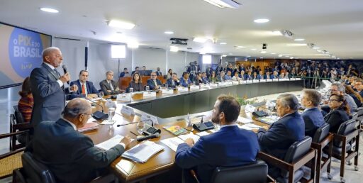 Tarifas dos EUA sobre produtos brasileiros podem atingir 37,5% e geram crise diplomática em contexto de Política Econômica