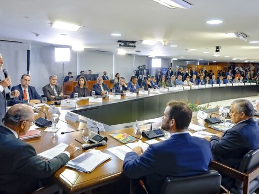 Tarifas dos EUA sobre produtos brasileiros podem atingir 37,5% e geram crise diplomática em contexto de Política Econômica