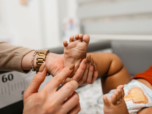 Exame de teste do pezinho sendo realizado em um recém-nascido.