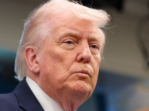 Presidente Donald Trump e autoridades iranianas em negociações diplomáticas.