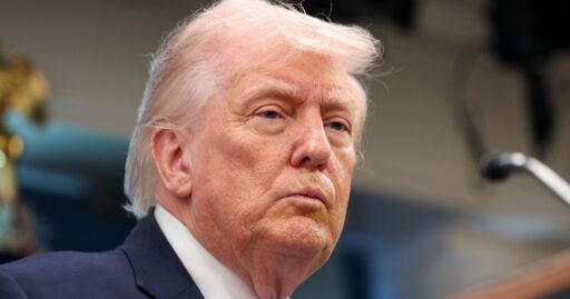Donald Trump durante assinatura de acordo internacional.