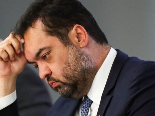 TSE rejeita recursos e mantém inelegibilidade de Cláudio Castro em contexto de Política Econômica