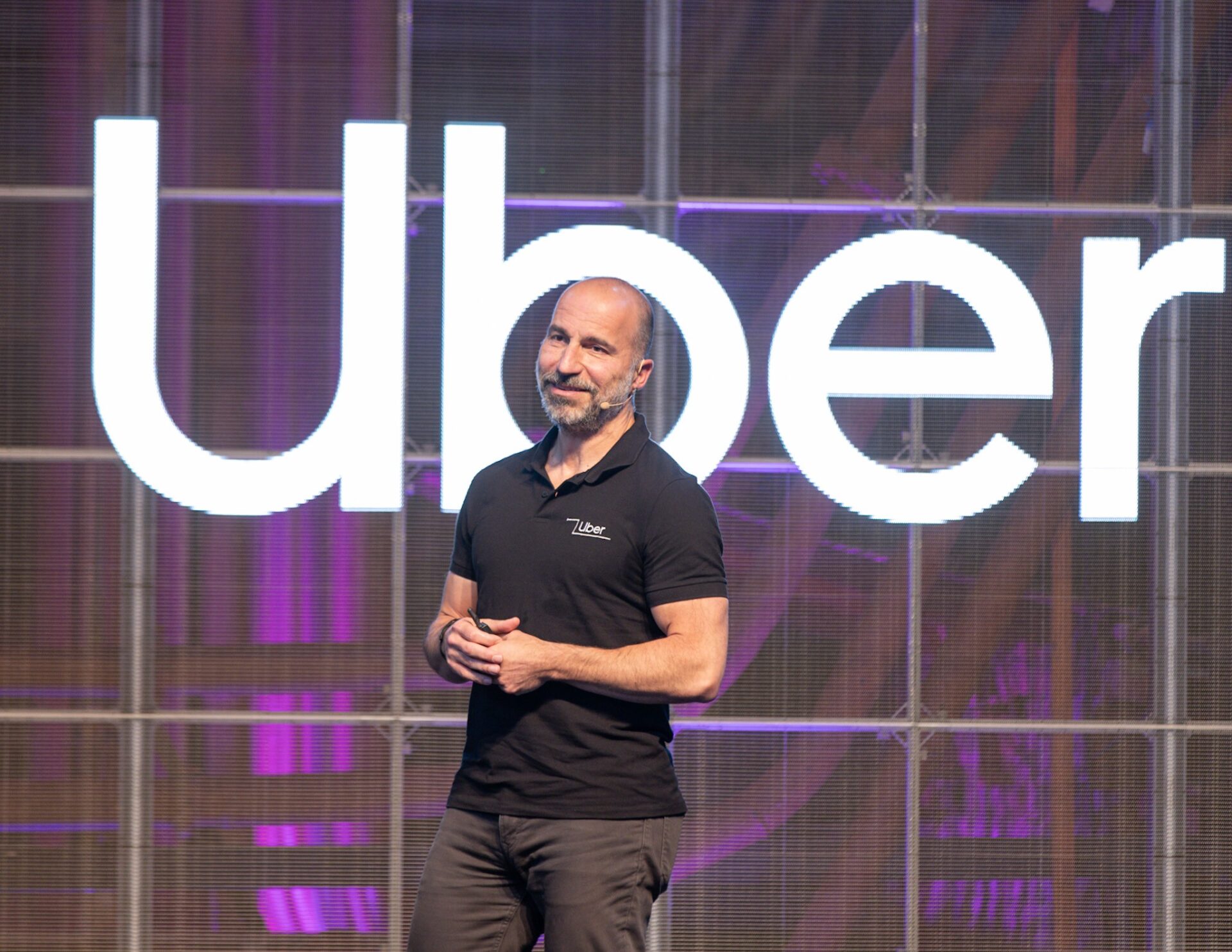 Dara Khosrowshahi, CEO da Uber, em evento corporativo.
