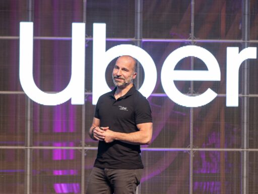 Dara Khosrowshahi, CEO da Uber, em evento corporativo.
