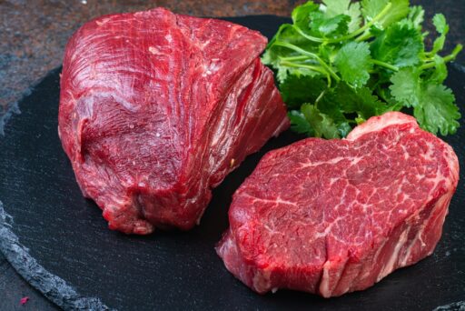 Cortes de carne bovina em exposição para exportação.