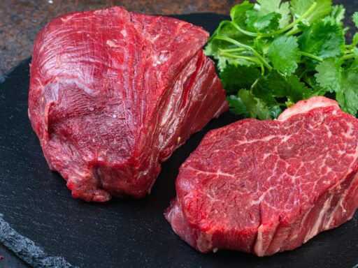Cortes de carne bovina em exposição para exportação.