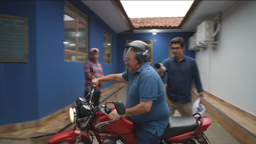 Vereador de Francisco Alves foge de moto após ser questionado sobre compra de votos.