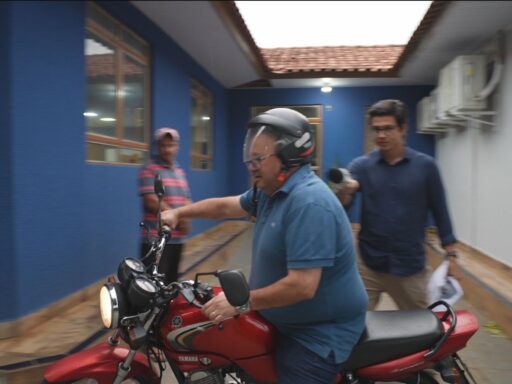 Vereador de Francisco Alves foge de moto após ser questionado sobre compra de votos.
