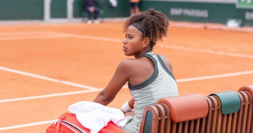 A tenista brasileira Victoria Barros em quadra durante torneio juvenil.