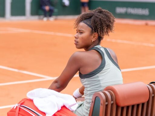 A tenista brasileira Victoria Barros em quadra durante torneio juvenil.