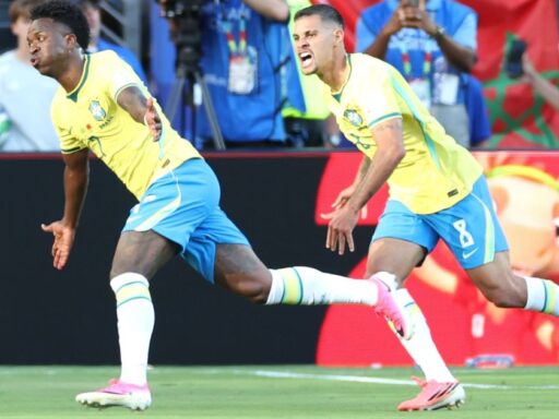 Vinícius Júnior comemora gol marcado pelo Brasil contra Marrocos na Copa do Mundo.