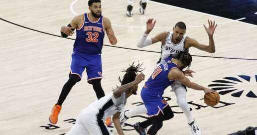 Victor Wembanyama em quadra durante partida da NBA.