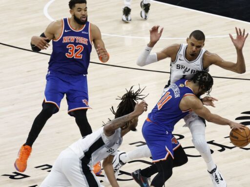 Victor Wembanyama em quadra durante partida da NBA.