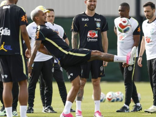 O lateral-direito Wesley durante entrevista coletiva da Seleção Brasileira.