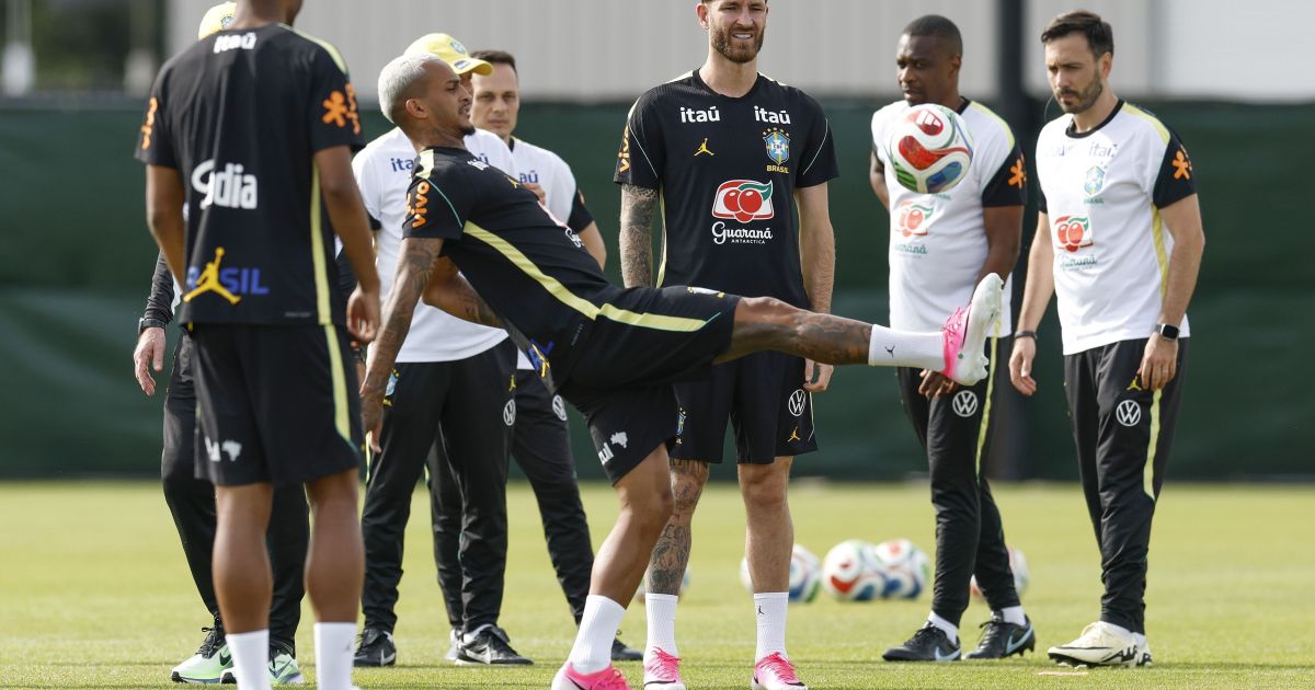 O lateral-direito Wesley durante entrevista coletiva da Seleção Brasileira.